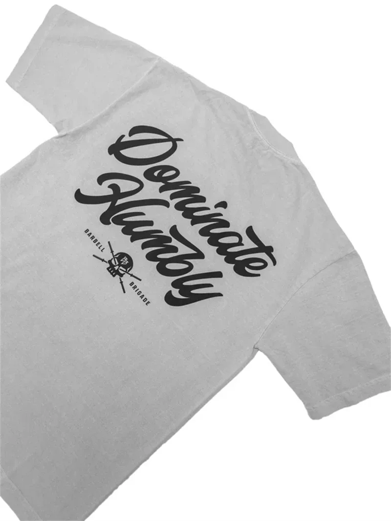 Dominate Humbly Barbell Brigade Grafik-T-Shirt – Fitness-Motivation Streetwear – Detail 9