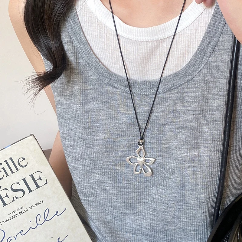 Korean Sle Hollow Flower Pendant Nelace Long Sweater Chain Adjustable Bla Rope for Women Sweet Girl Faion Jewelry