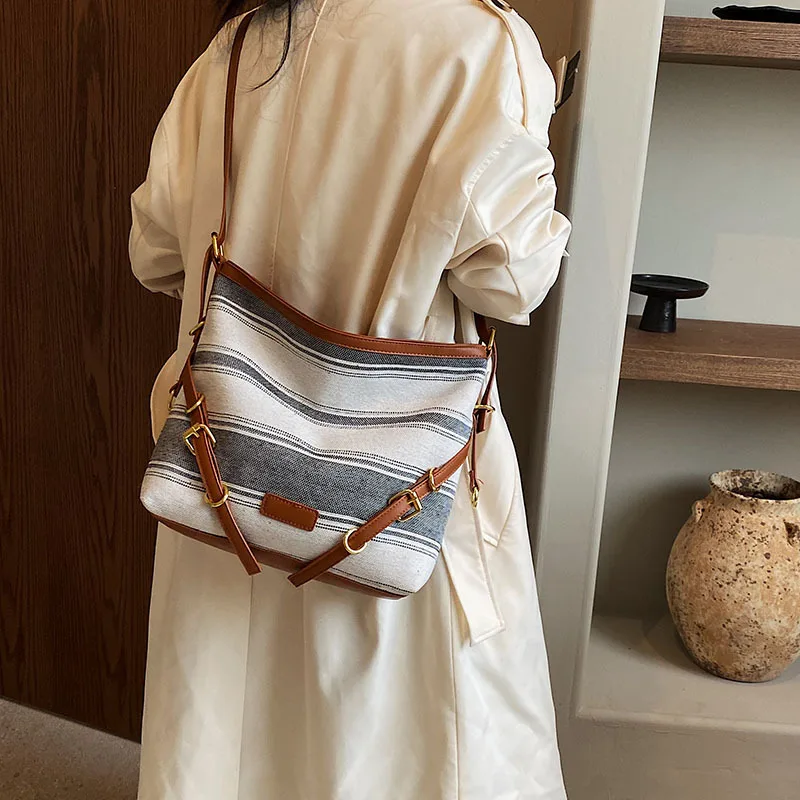 Large Capacity Striped Single Shoulder Underarm Bags For Women 2023 New Fashionable CrossbodyTote Bag For Daily Outing