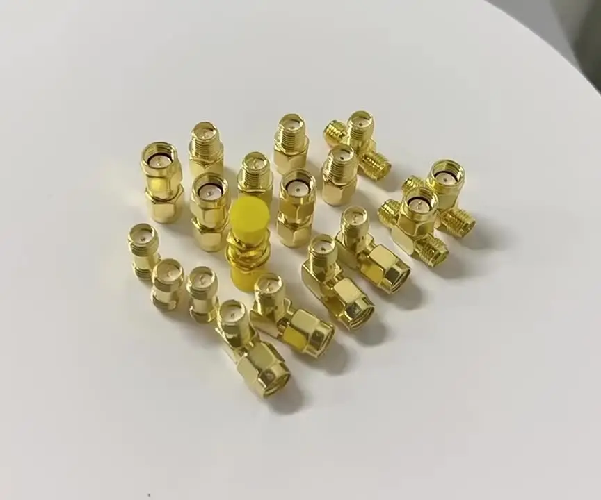 Adattatore SMA A T (T-connector) - 1x Spina RP-SMA Senza Pin A 2x Presa RP-SMA Con Pin, Placcato Oro
