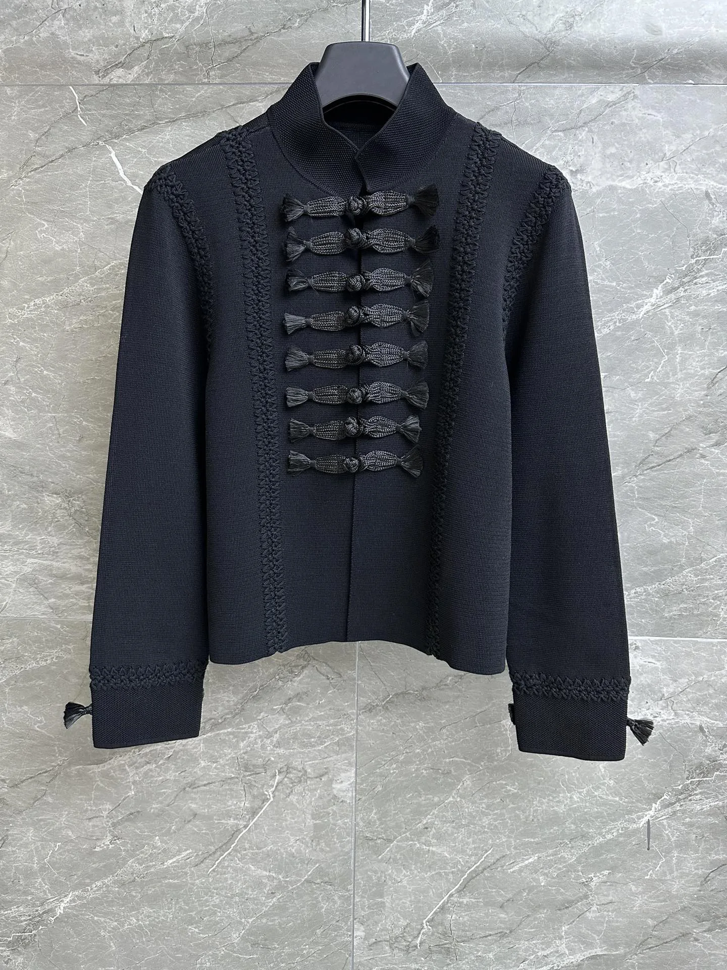 

2023 Early autumn series, standing collar neckline, retro Chinese button decoration, elegant atmosphere, thin temperament，