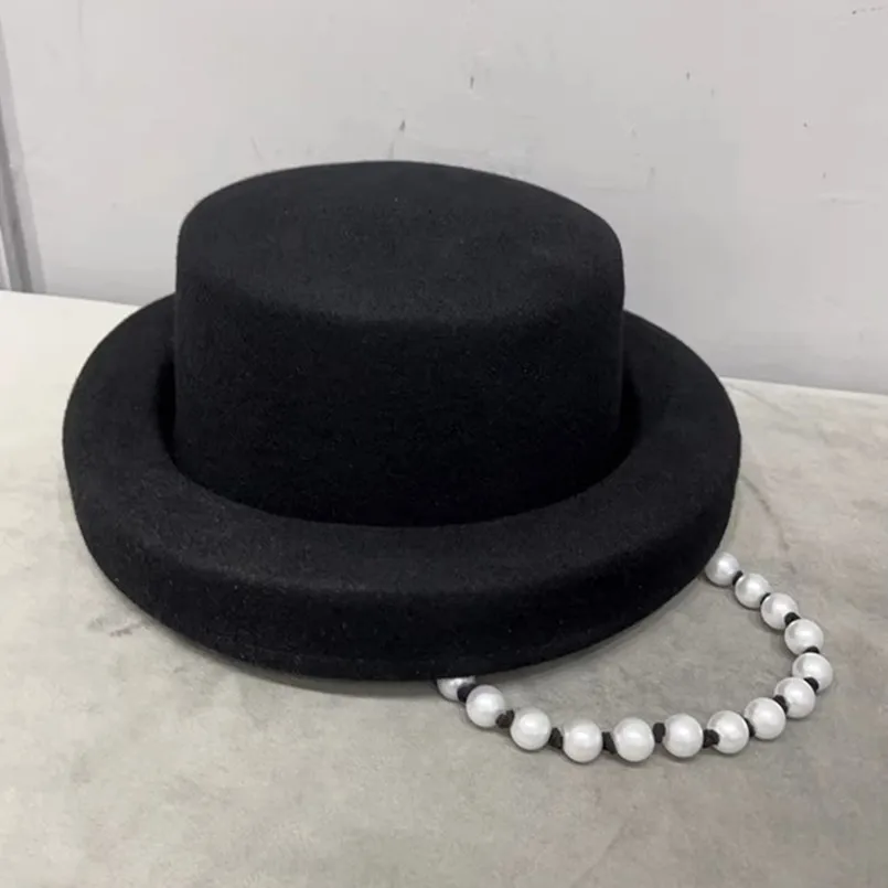 

202311-jun-flat ins chic winter Design sense same brim wool felt pearl ribbon lady fedoras cap women leisure holiday hat
