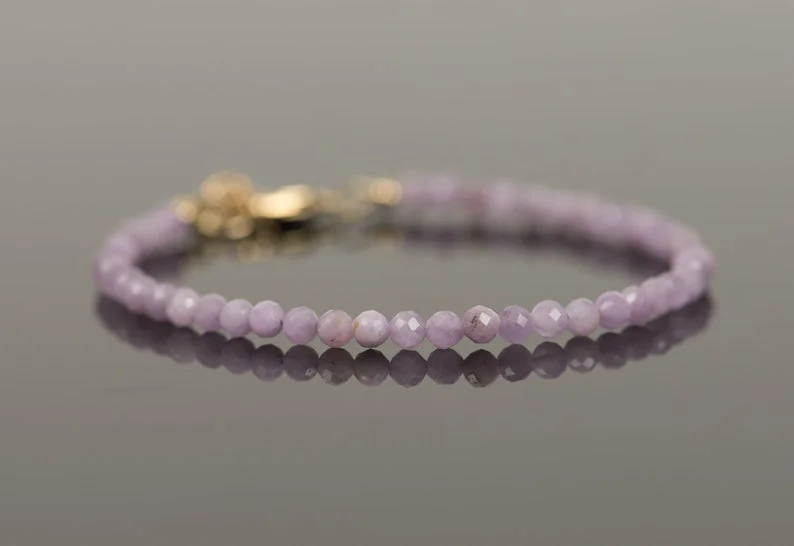 Delicato Bracciale Kunzite, Bracciale Kunzite Delicato, Ciondolo Riempito D'Oro Di Loto