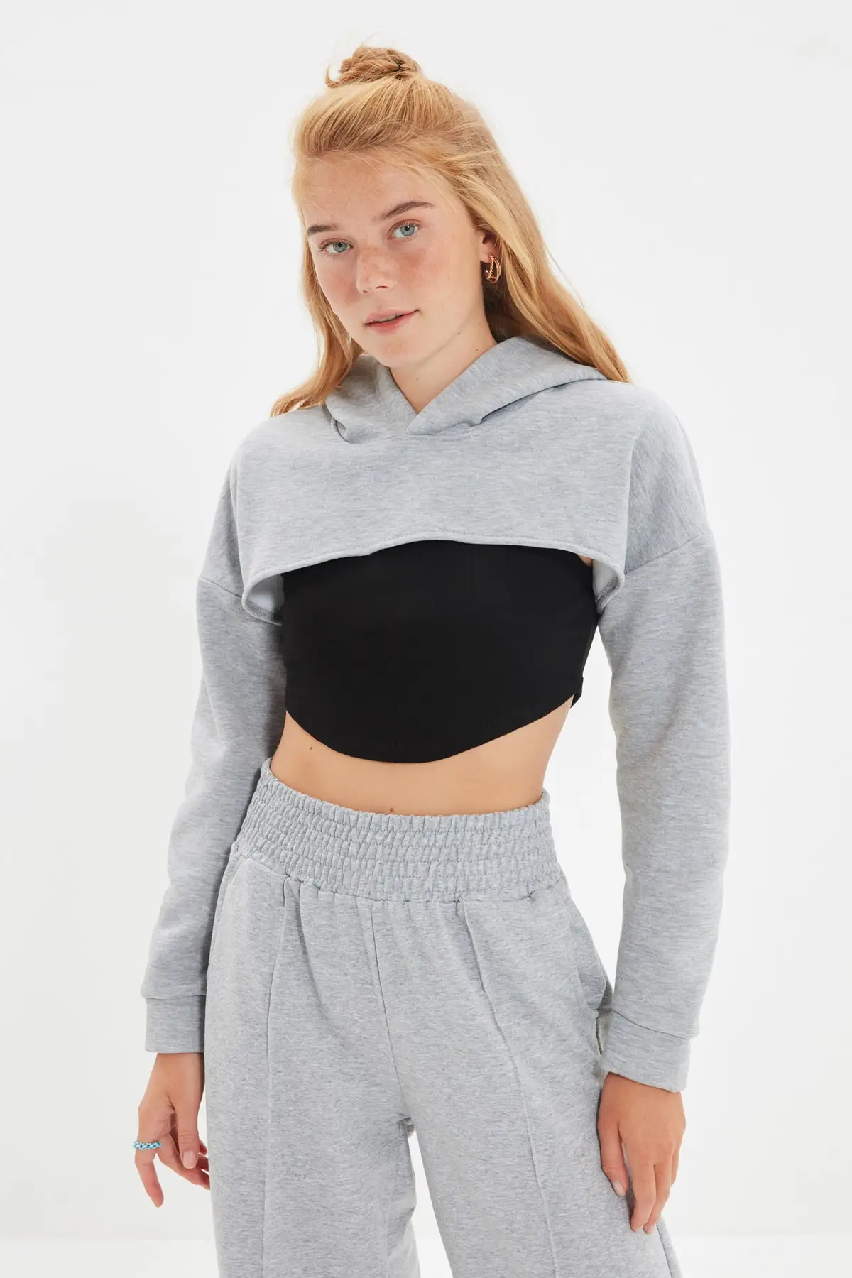 Укороченный трикотажный свитшот с капюшоном TWOAW22SW1089 | Женская одежда