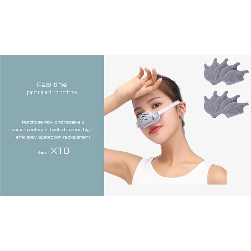 Personne portant le masque nasal réutilisable avec filtre charbon actif, vue de face, souriant légèrement.