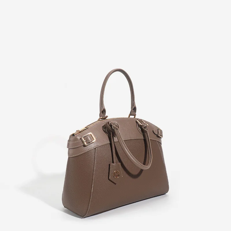 تشكيلة فاخرة من حقائب اليد، حقائب الكتف العملية، و...