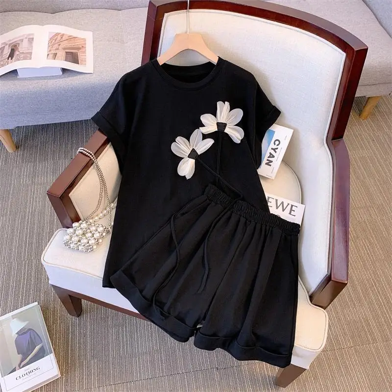 Large Size Design with Stickers, Short Sleeved T-shirt, Top and Shorts Set, Casual, Loose, Elegant, and Slimming Two-piece Set