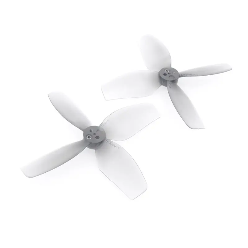 Hélice de course haute efficacité 4 pales 3 pouces DT76MMX4 V2 pour drone FPV RC Cinebot30, avec un drone en arrière-plan flou.