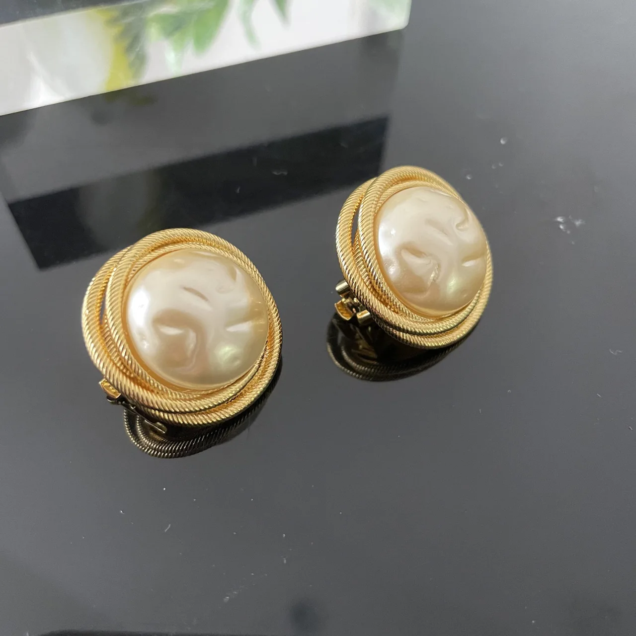 

Vintage, niche pearl ear clips