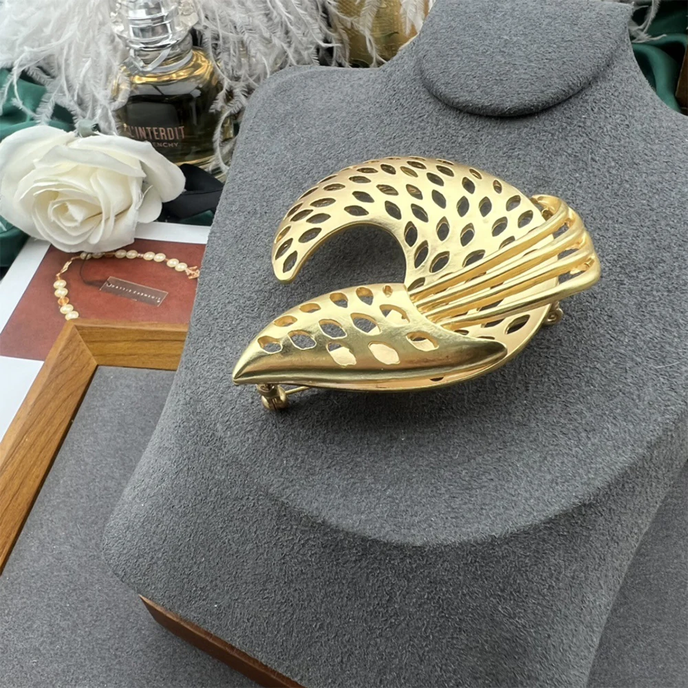 Fashion Senior Temperament Brass gold platings exquisite Corsage pins Brooch for women's girl gift  Jewelry Accessory