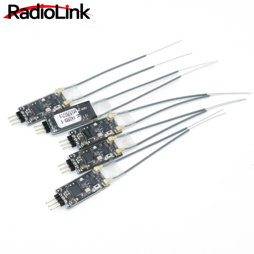 Récepteur Radiolink R6DSM 12 canaux avec antennes dépliées, prêt pour installation sur drone RC.