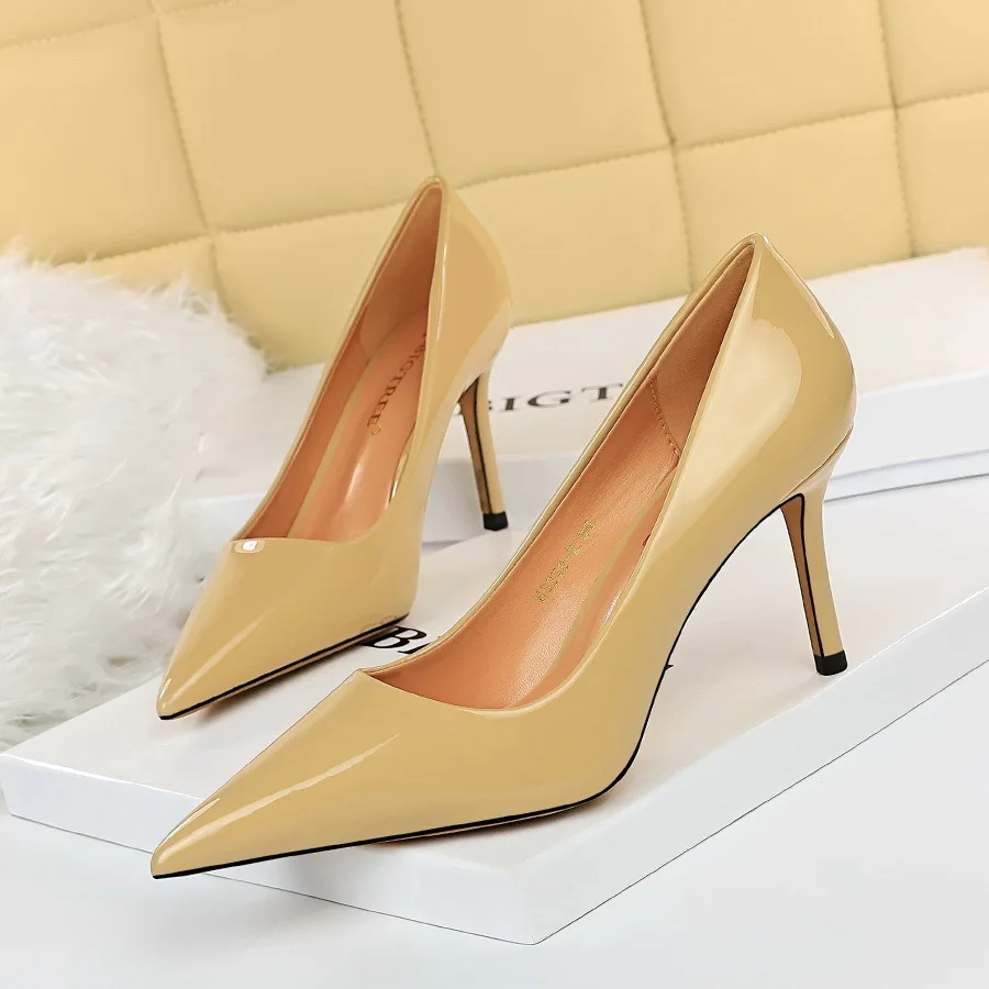 thumbnail image 1 of Zapatos de tacón alto profesionales, delgados y sexys, con punta puntiaguda y boca baja de cuero lacado brillante estilo mujer, 1 of 5