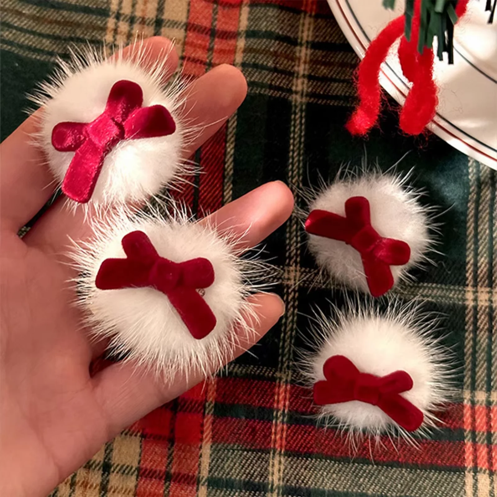 4 Stück Weihnachts- und Neujahrs-Haarschmuck mit roter Schleife und seitlicher Entenschnabel-Clip eignet sich für Frauen zum Tragen