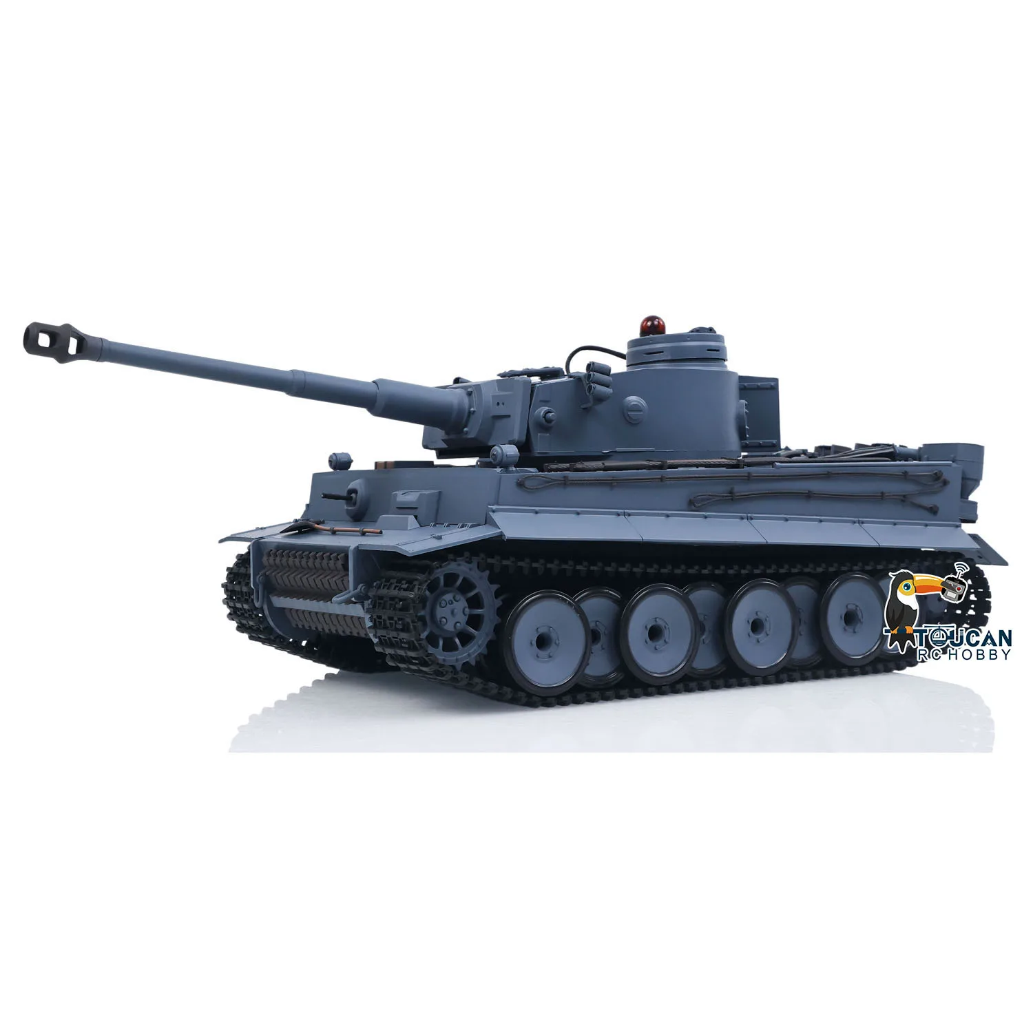Gros plan sur le char Tiger I radiocommandé montrant les détails de la chenille et le lanceur de fumée.