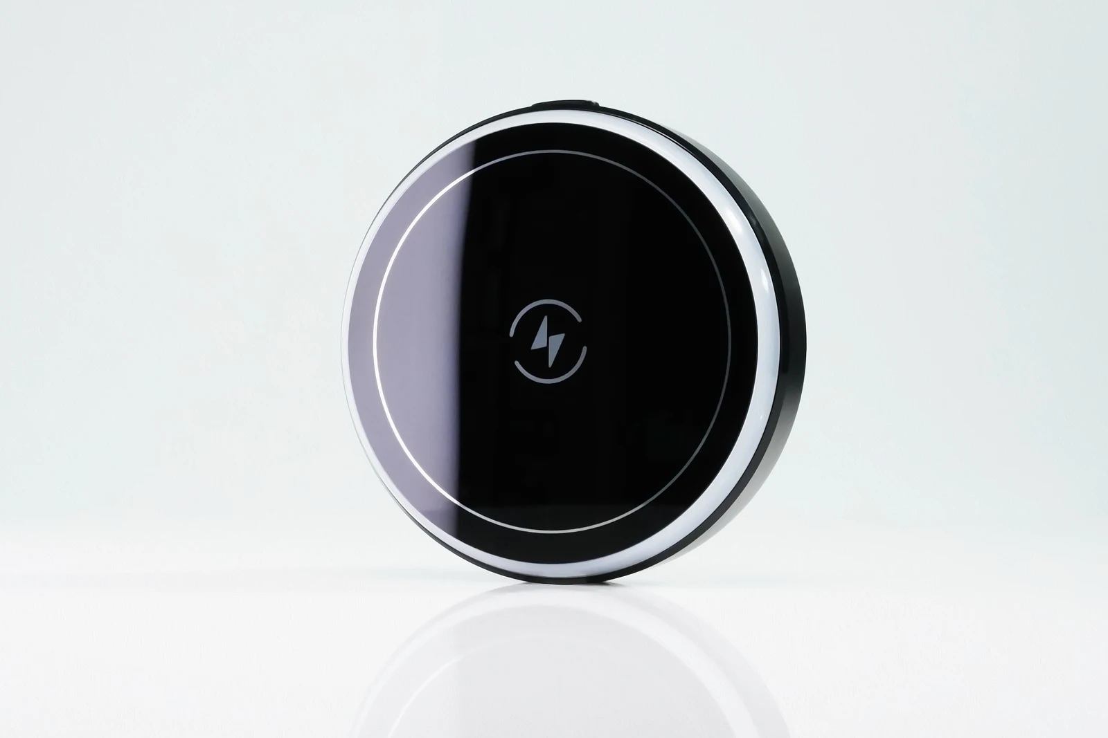 Magnetic wireless charger side profile