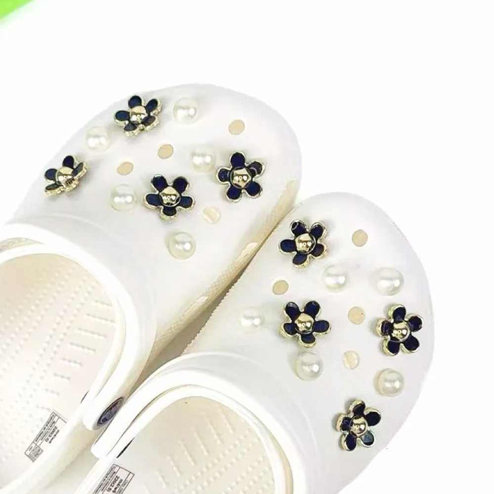 18개 패션 신발 장식 세트 블랙 핑크 오엽화 진주 신발 장식 버클 샌들 클로그 DIY 액세서리 파티 선물