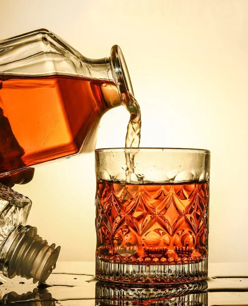 Whiskey Decanters for Liquor Scotch Bourbon Novelty Design Wine Glass Bottle Lead-Free Glass Bottle 3 Styles 1000ml