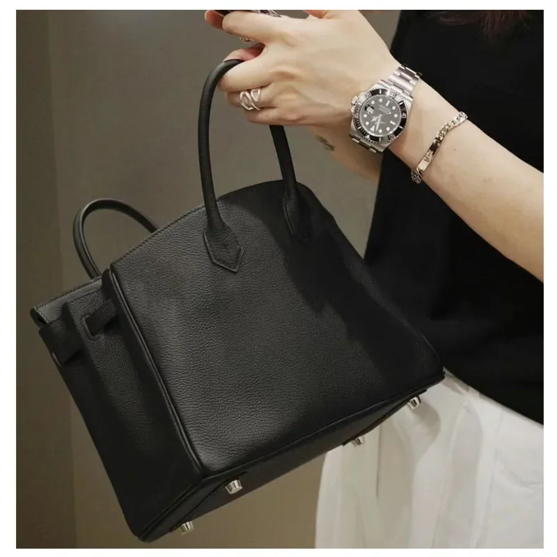 

Сумка-тоут женская из натуральной кожи с откидной крышкой