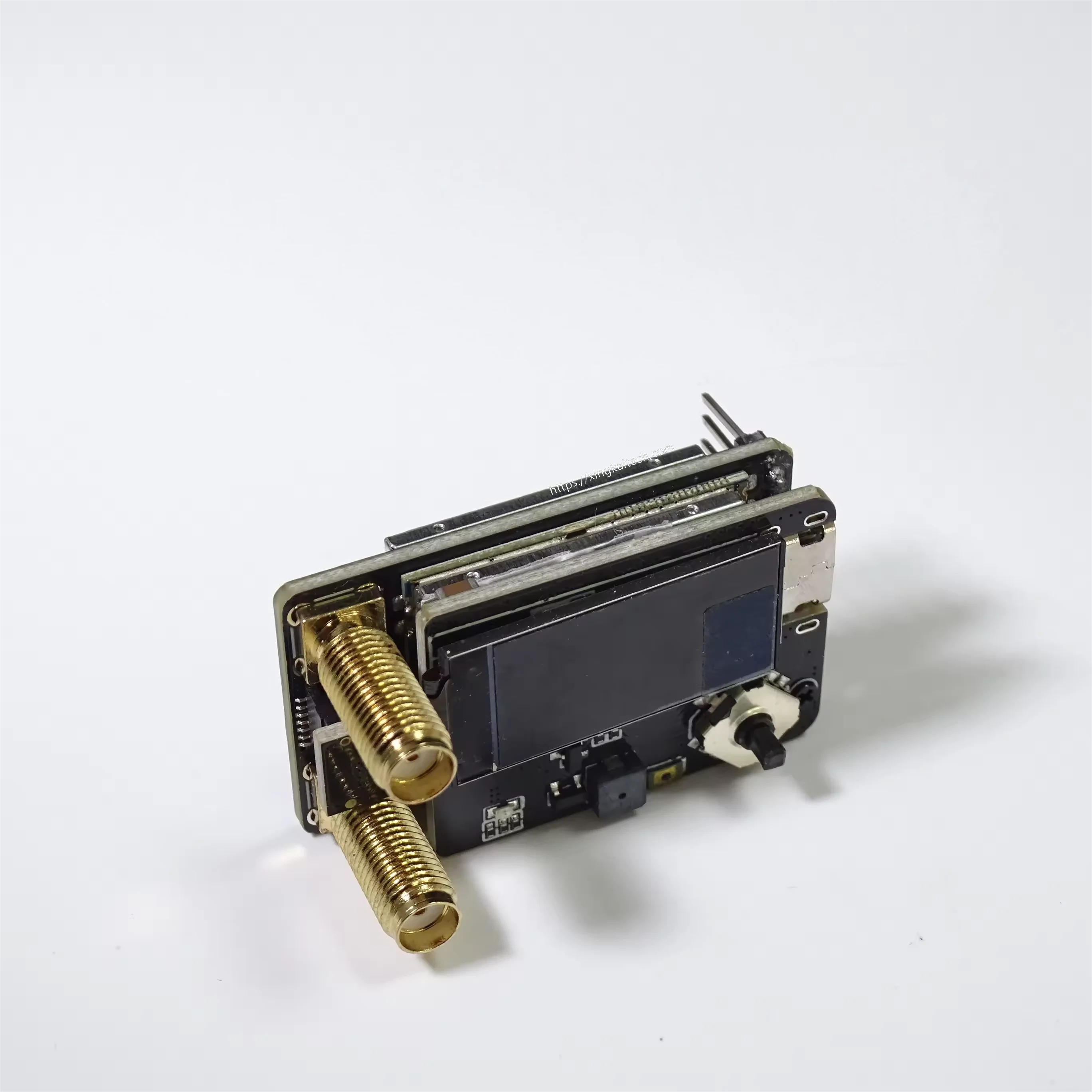 Module récepteur FPV double antenne 4.9G 5.8G 6G PLUS 70CH pour lunettes Fatshark Skyzone DJI, installé sur une paire de lunettes FPV avec ses antennes déployées.