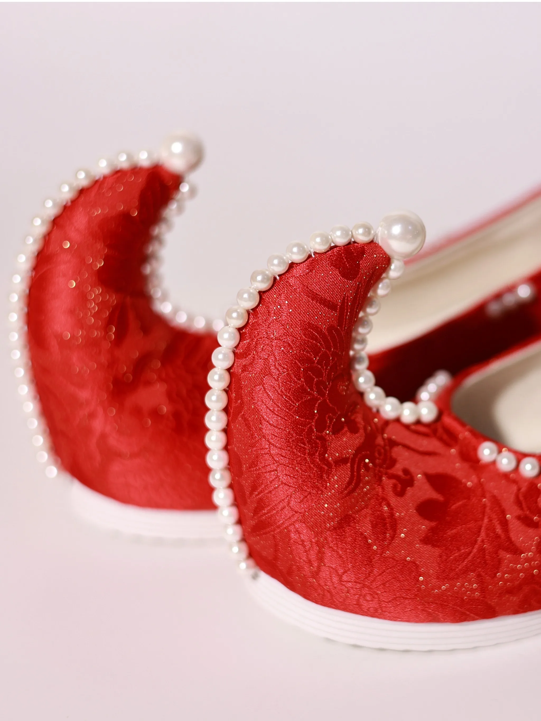 

Ruo Lan Xi X Jiangnan Zhu Ji co-branded high-toe Hanfu shoes hand-beaded internally raised cloth shoes with high toe shoes.