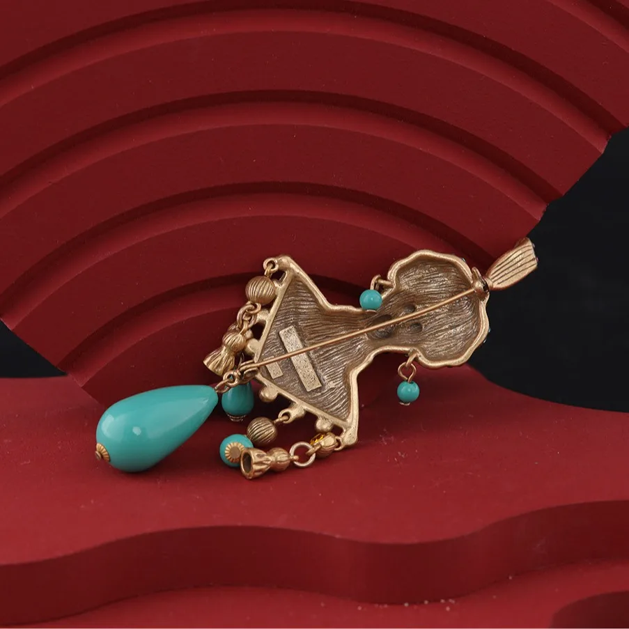 Retro, high-end, minimalist, personalized, versatile, fashionable brooch for women