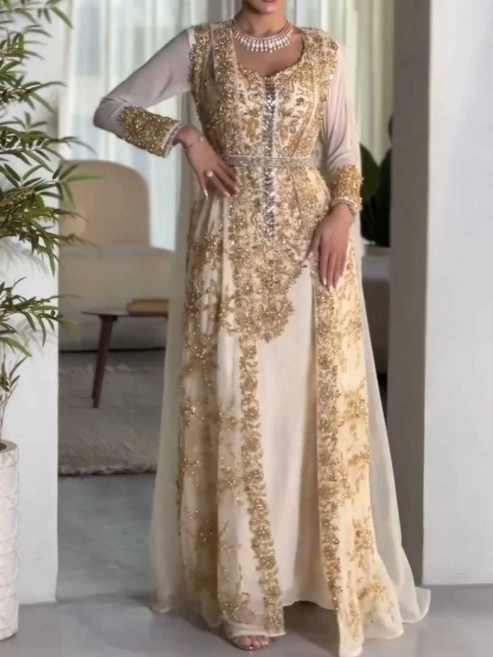 فستان سهرة طويل لامع على شكل حرف A أنيق مزين بالخر...