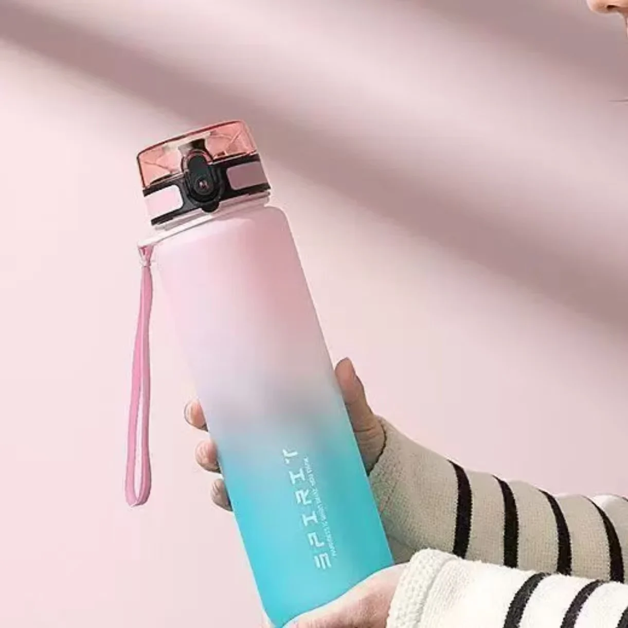 Mat düşmeyi önleyen taşınabilir büyük kapasiteli özel su şişesi, taşıma ipli spor ve fitness alanı bardağı