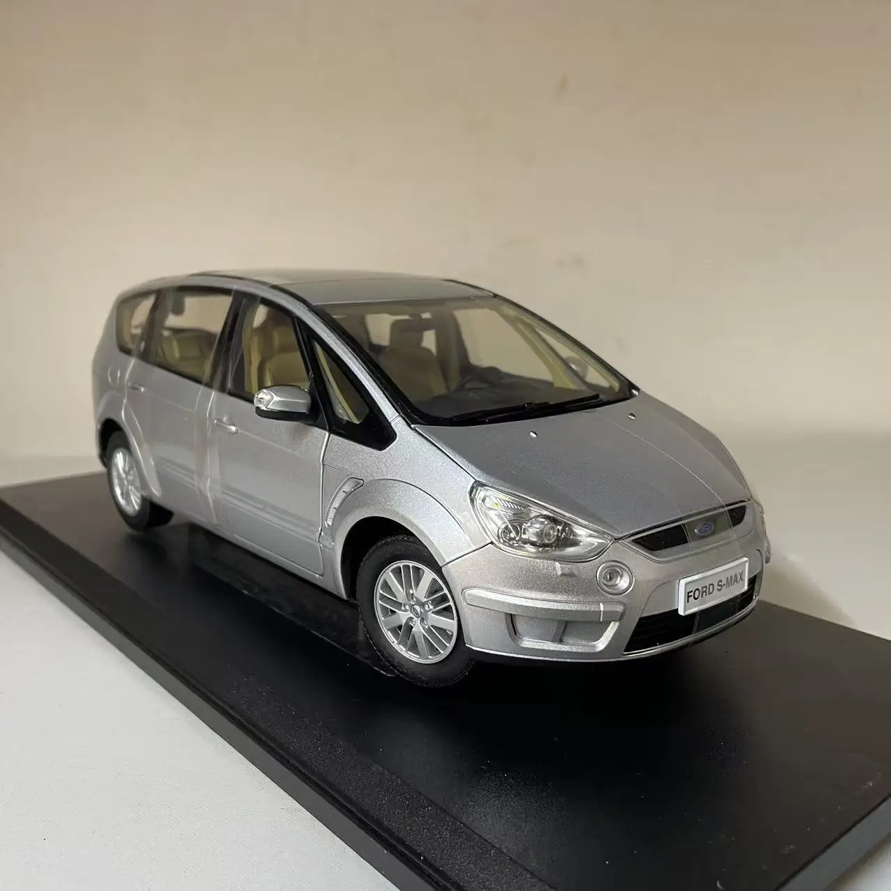 1:18 Scale Ford S-MAX Alloy Commercial Vehicle Model Simulated