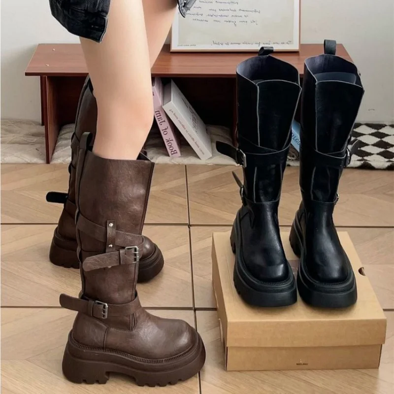 Bottes montantes mi-longues d'automne/hiver en cuir marron-noir avec boucle de ceinture, talon épais rétro, bottes d'équitation rehaussant la taille 1 Bottes montantes mi-longues d'automne/hiver en cuir marron-noir avec boucle de ceinture, talon épais rétro, bottes d'équitation rehaussant la taille 1