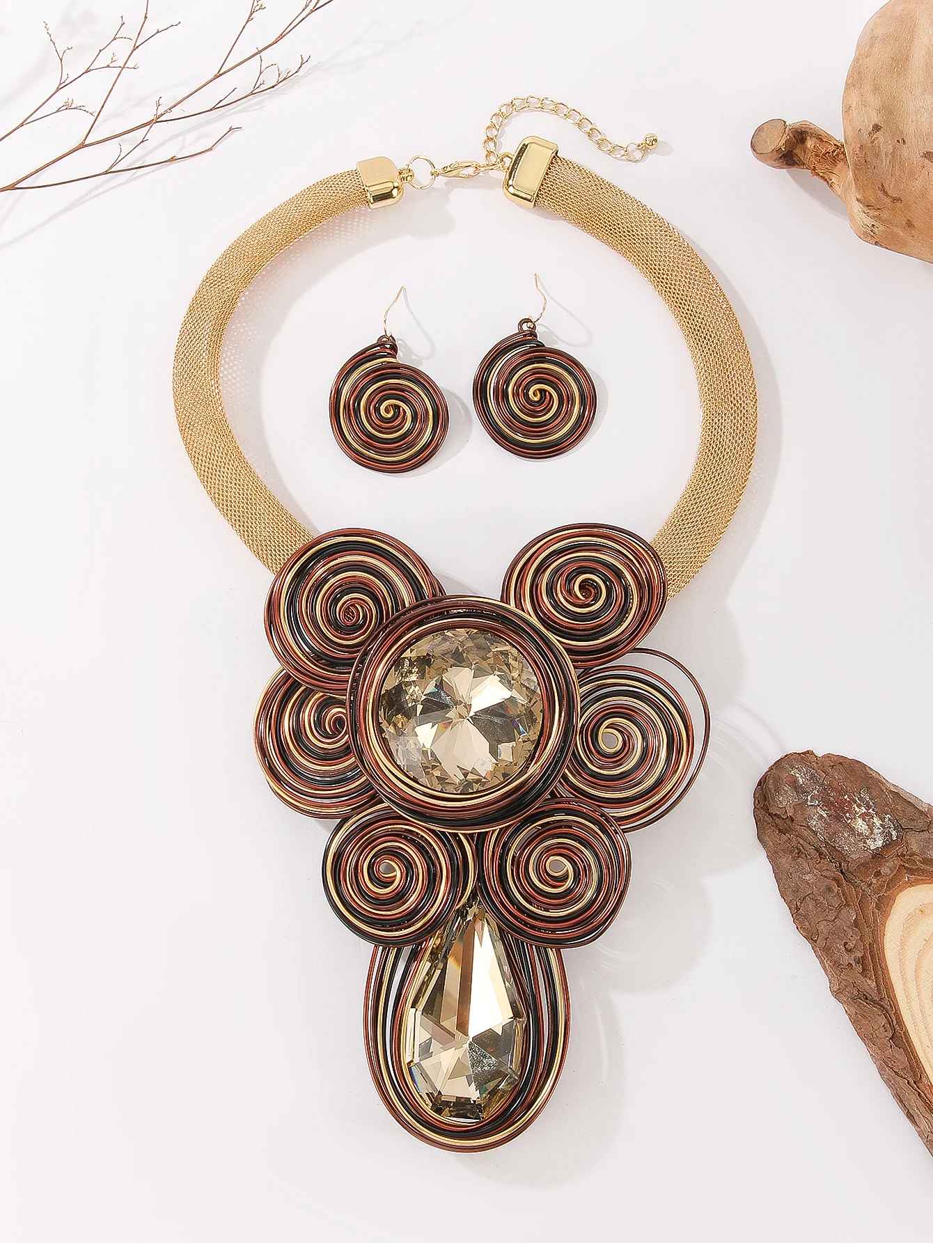 A set of new brown jewelry, featuring an exaggerated design with teardrop crystal gemstones and large aluminum wire-woven neckla