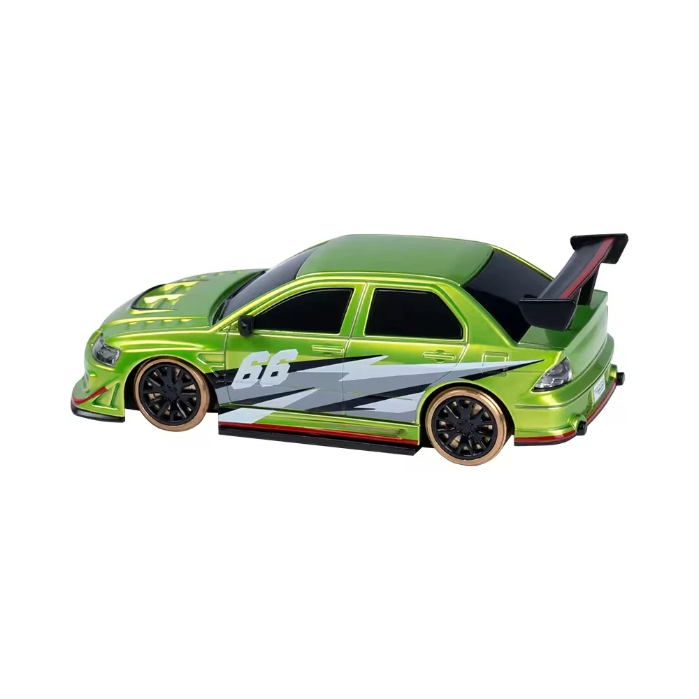 Châssis robuste de la voiture RC tout-terrain blanche, montrant la suspension et les essieux.