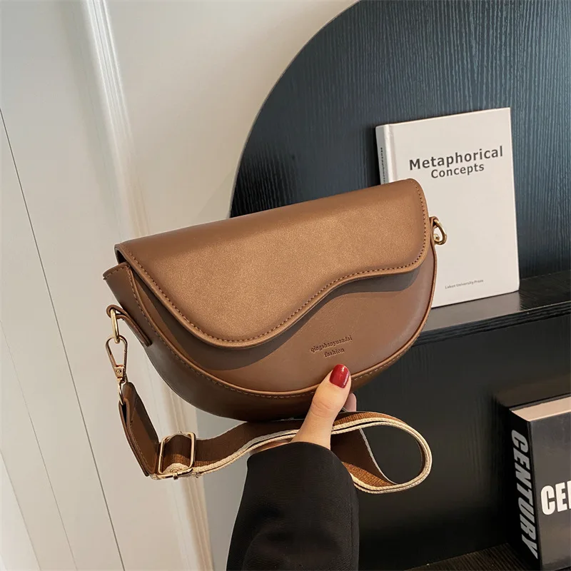 Vintage Saddle Crossbody Bag: Luxury Design in PU Leather
