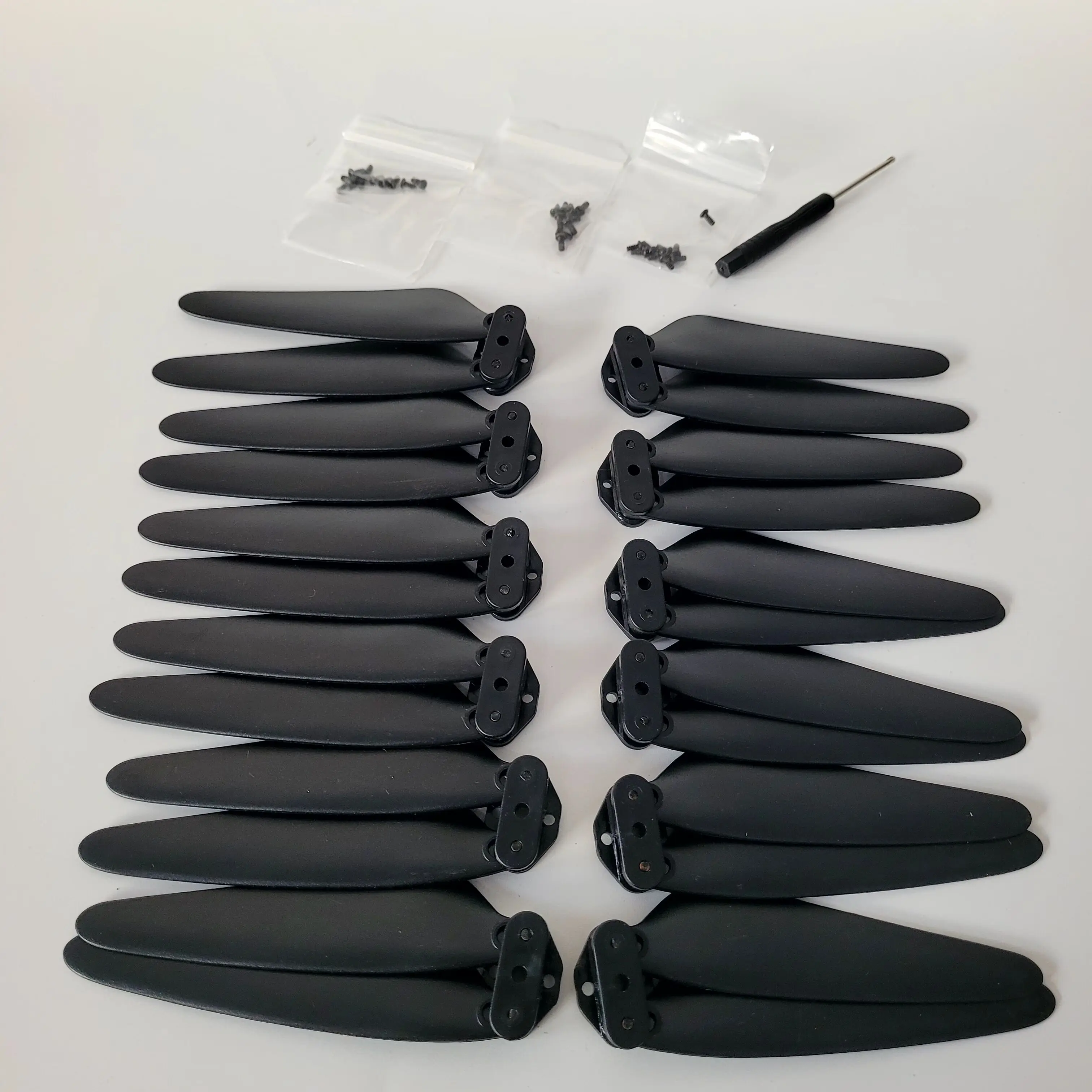 Présentation d'un lot de 20 hélices de drone, idéales pour remplacer les pales endommagées de votre quadricoptère.