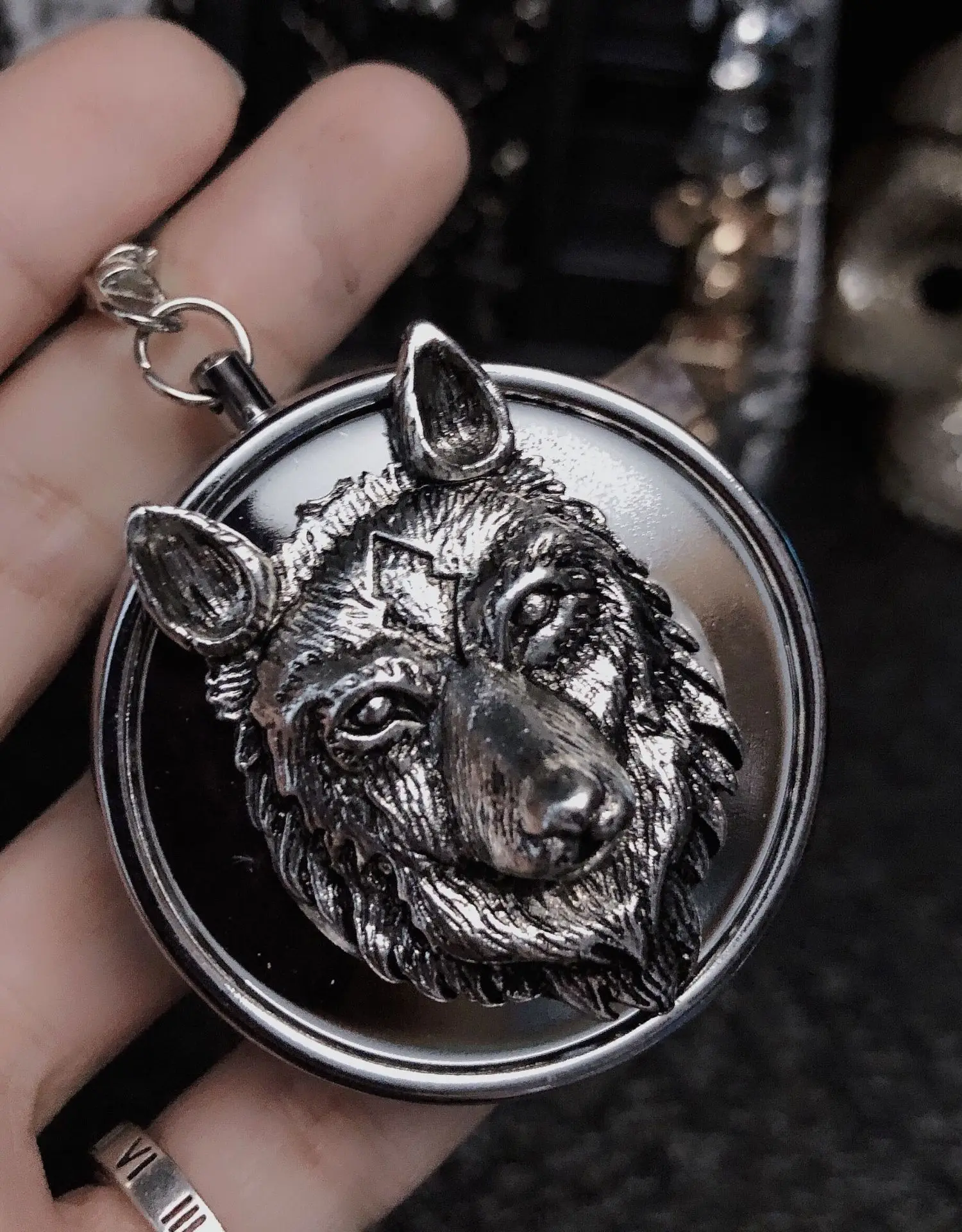 Tragbarer Mini-Bienenaschenbecher aus Edelstahl für das Auto, Metall-Wolf-Taschenaschenbecher mit geruchsdichter Beutel und Schlüsselanhänger-Funktion – Detail 2