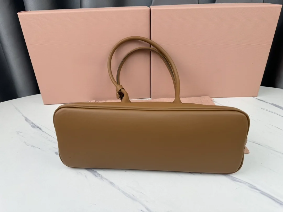 

2024 An elegant handbag that feels great in your hand 429