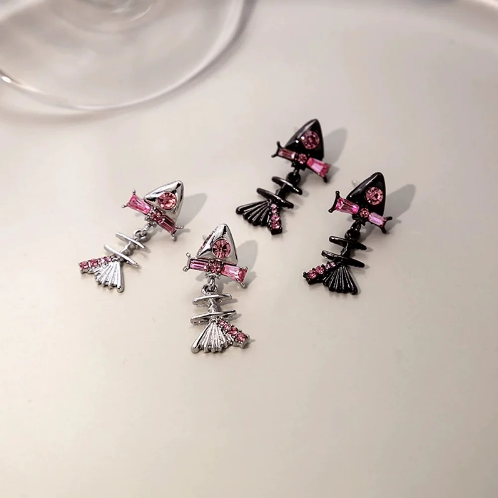 Neue minimalistische und modische Fischgrätenohrringe für süße und coole Gothic-Mädchen, Halloween, Jubiläen, Valentinstag