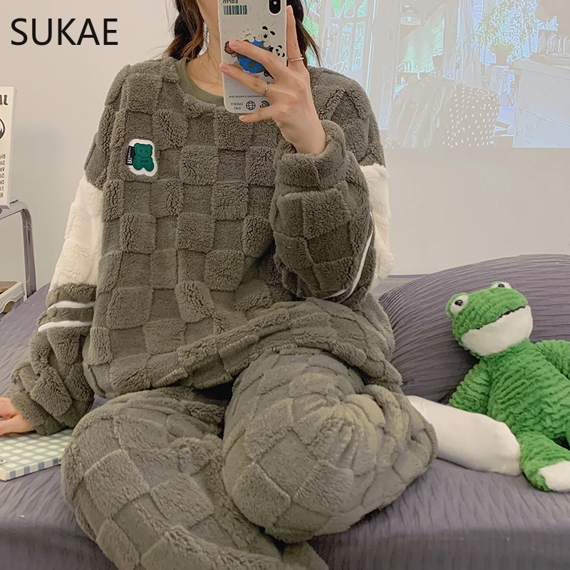 thumbnail image 1 of SUKAE HQ-Conjunto de Pijamas térmicos de terciopelo grueso chino para mujer, ropa de dormir de manga larga, oso rosa, Preppy, coreano, Invierno, 1 of 5