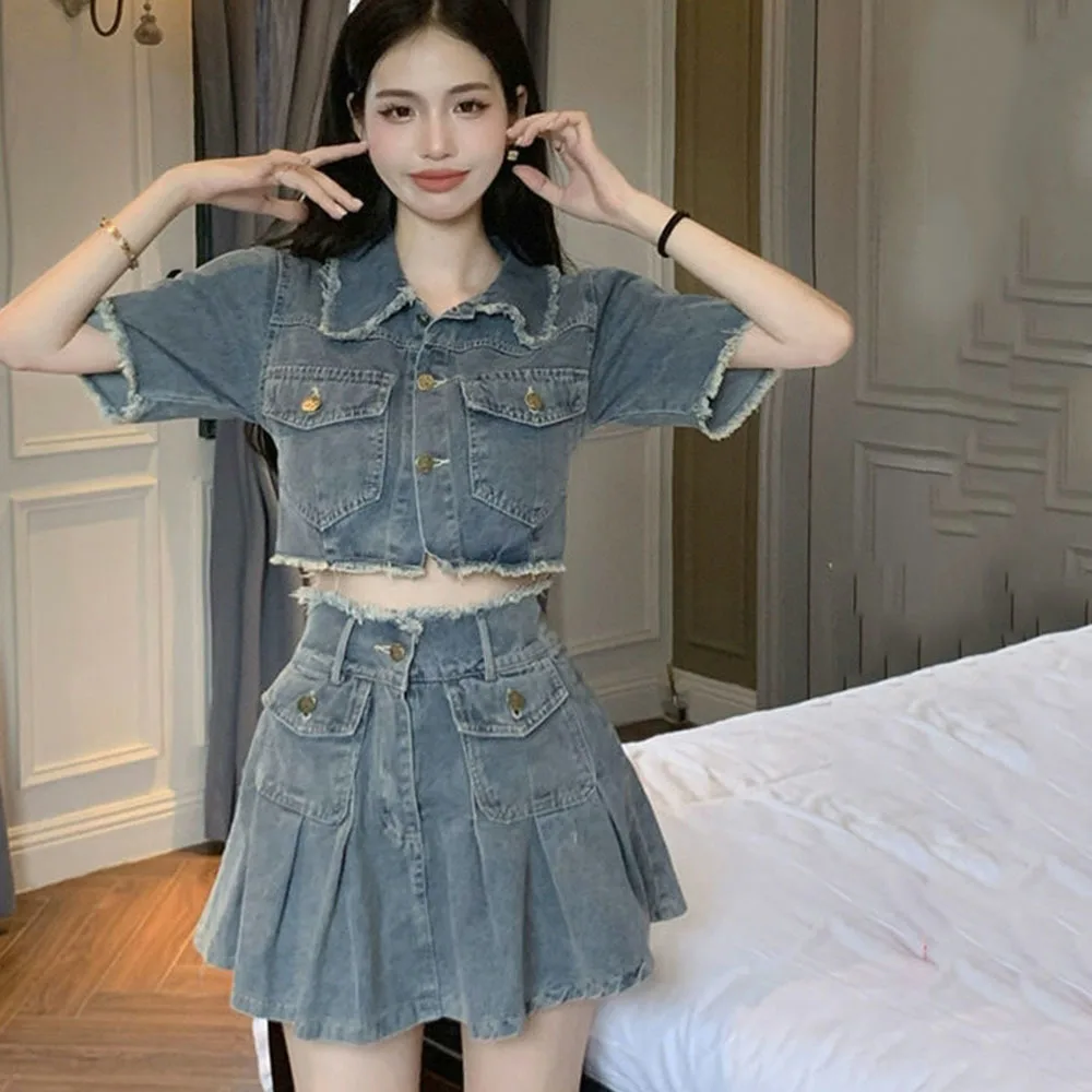 

Женский джинсовый костюм-двойка, юбка и короткая рубашка