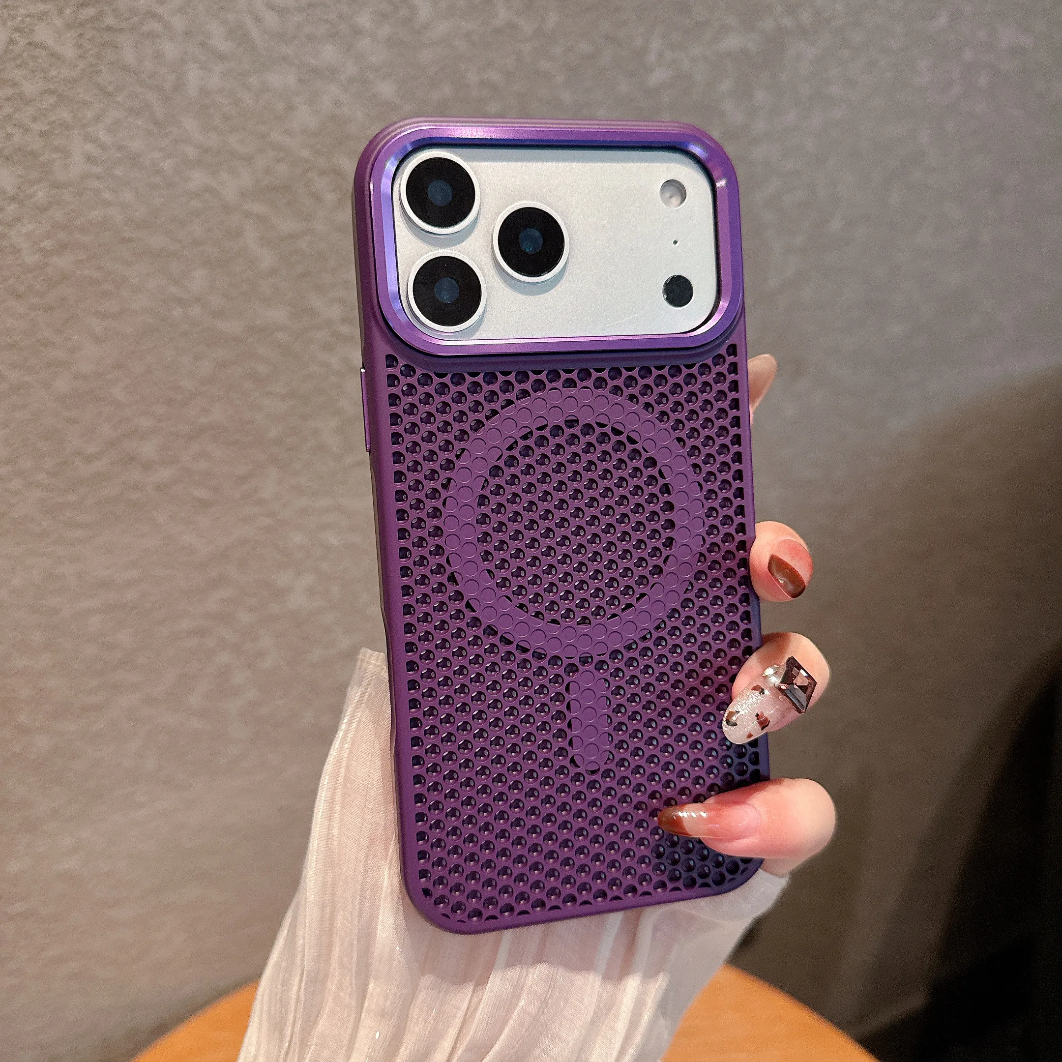 Honeycomb Mesh Cooling Case with Alloy Lens and Wireless Charging Compatibility