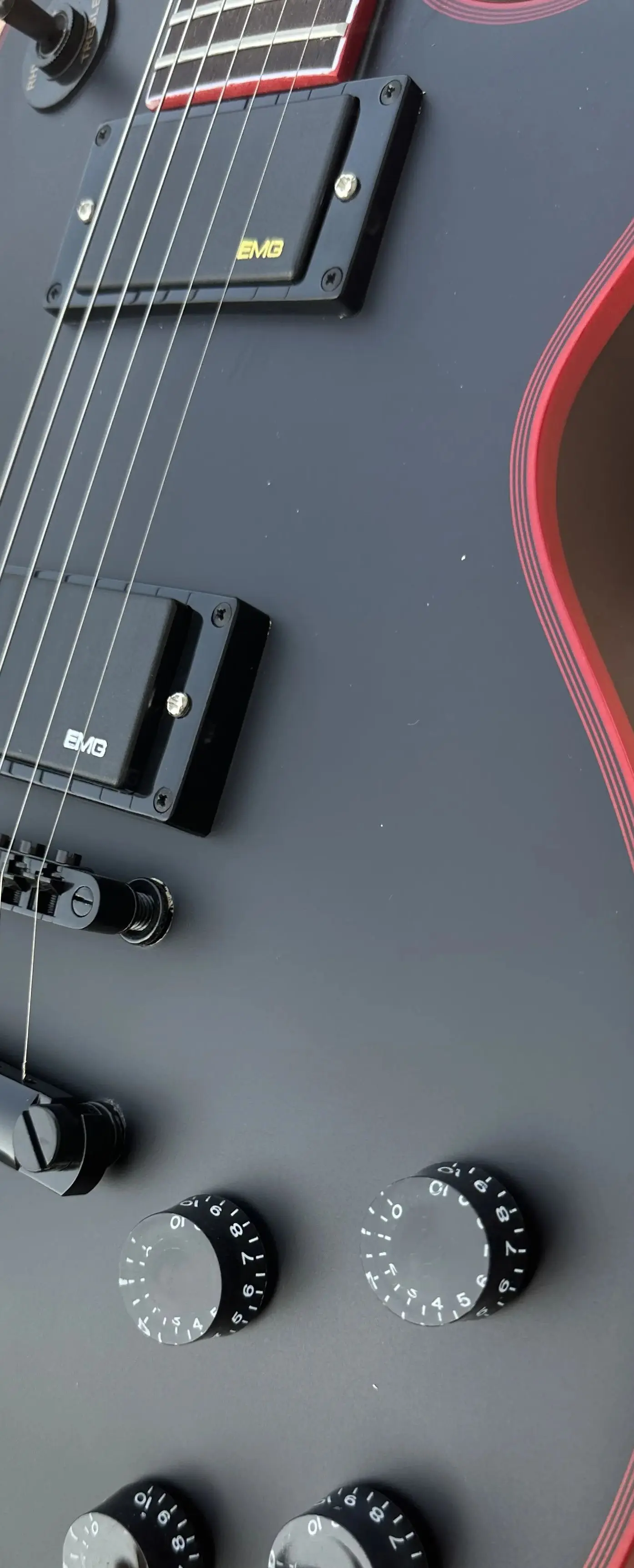 

Customized electric guitar, Red logo and body wrapping, matte, black EMG cartridge, lightning package
