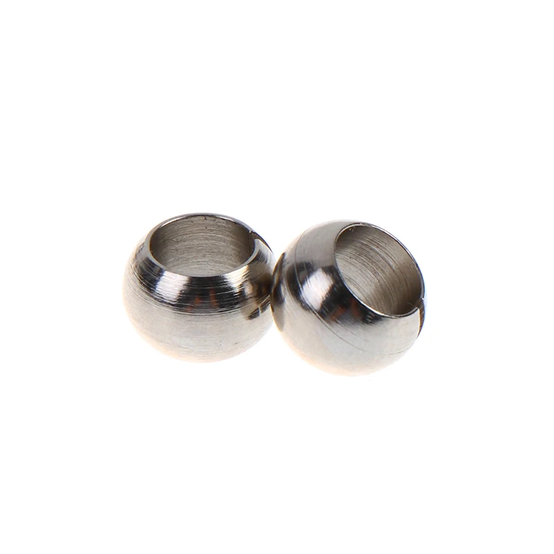 Billes de suspension en alliage d'aluminium pour batterie RC, brillantes et alignées sur une surface.