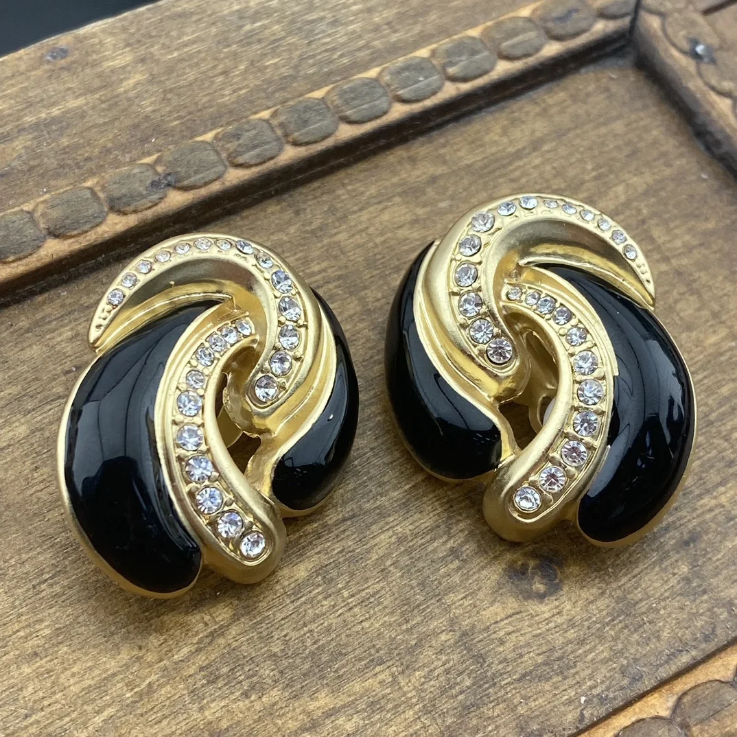 

Fashion ear clips with vintage enamel glaze