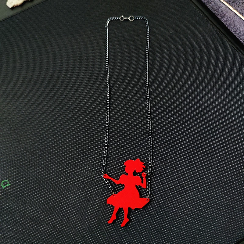KUGUYS Halskette mit Anhänger „Süßes kleines Mädchen auf der Schaukel“ für Damen, rotes Acryl, Modeschmuck, trendiges Zubehör, Geschenk für Sie – Detail 7