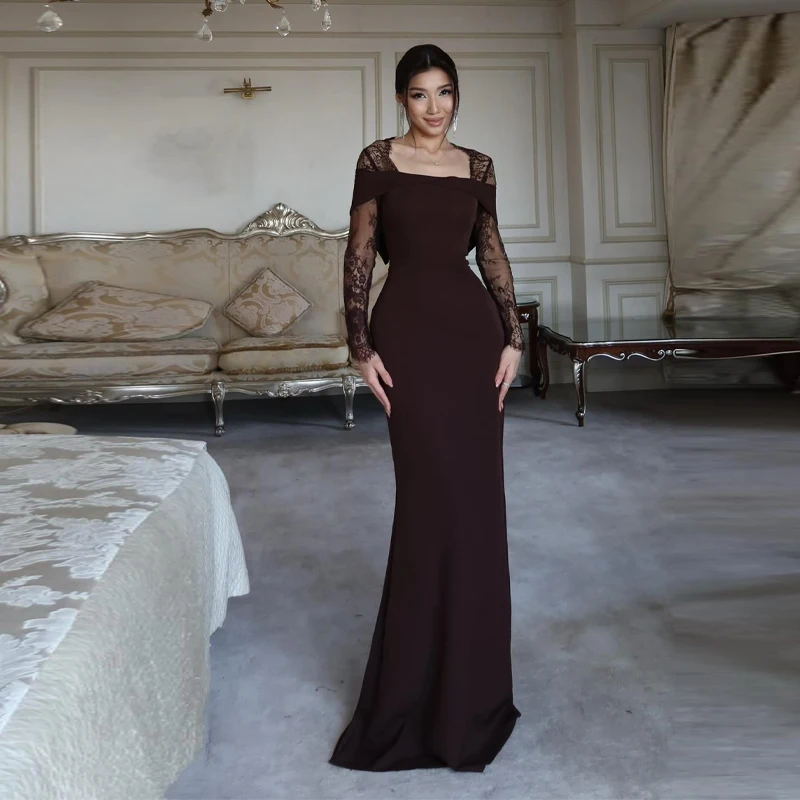 فستان بني طويل بتفاصيل دانتيل وظهر مفتوح