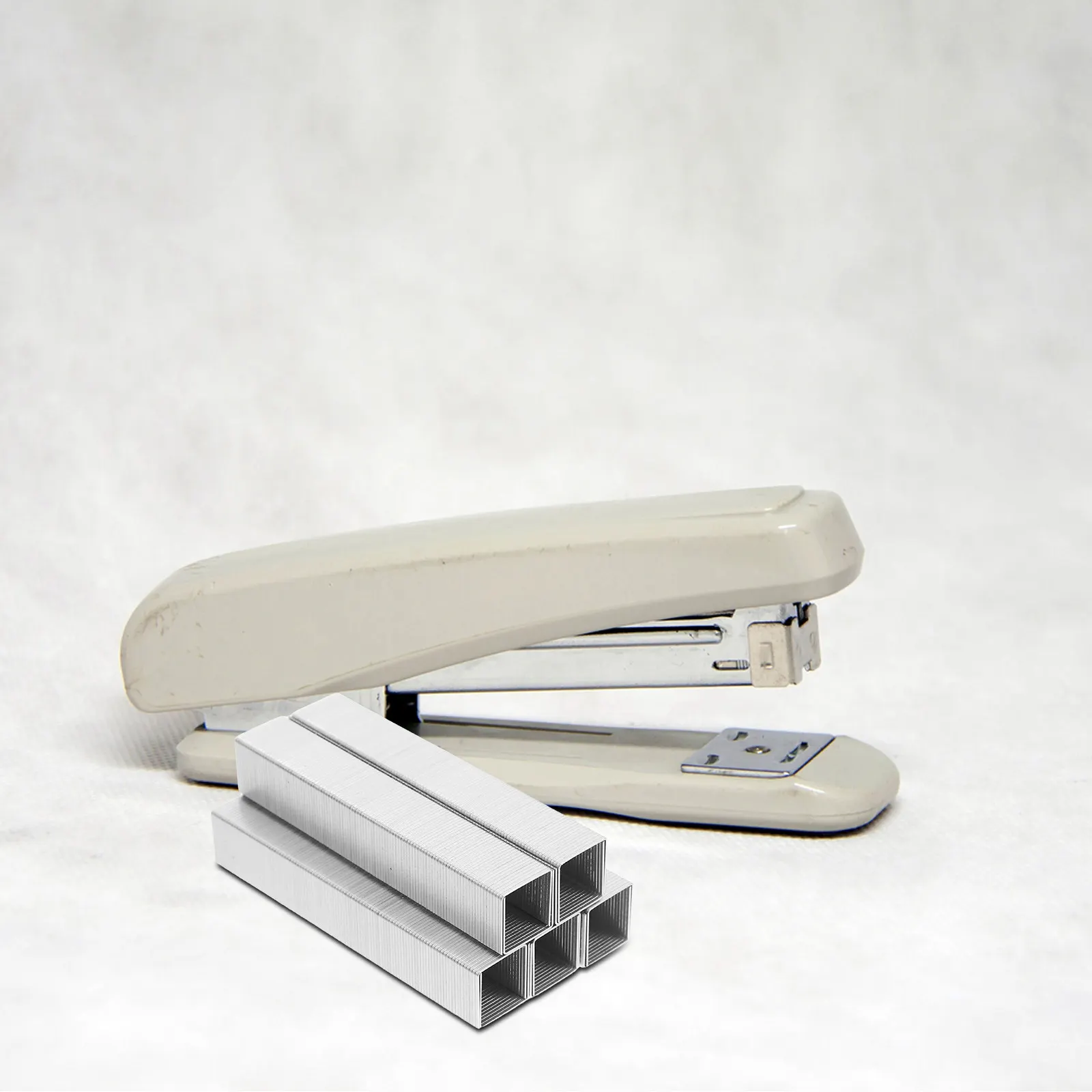 1000Pcs 스테인레스 스틸 헤비 듀티 스테이플 리필 사무용품 용 범용 표준 크기 학교 파일 가정용 종이