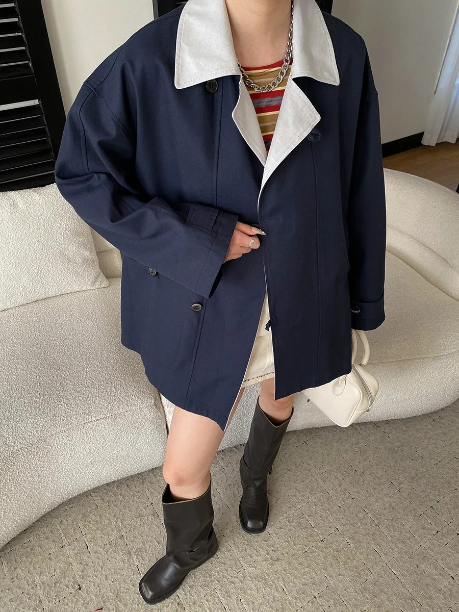 Frühlings-Trenchcoat für Damen im französischen Retro-Stil mit kontrastfarbenem Revers, locker geschnitten, mittellang. – Detail 4