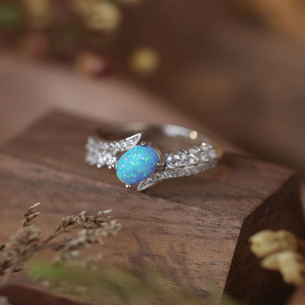 

Женское кольцо из серебра пробы с овальным яйцом