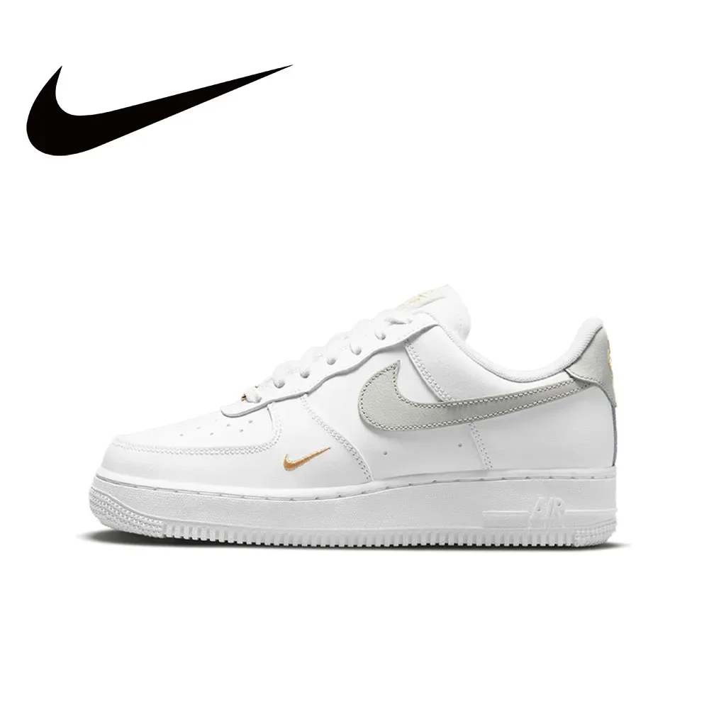 thumbnail image 1 of Zapatillas Nike originales Air Force 1 07 de caña baja, cómodas y casuales para exteriores, color negro, blanco y rojo, 1 of 5
