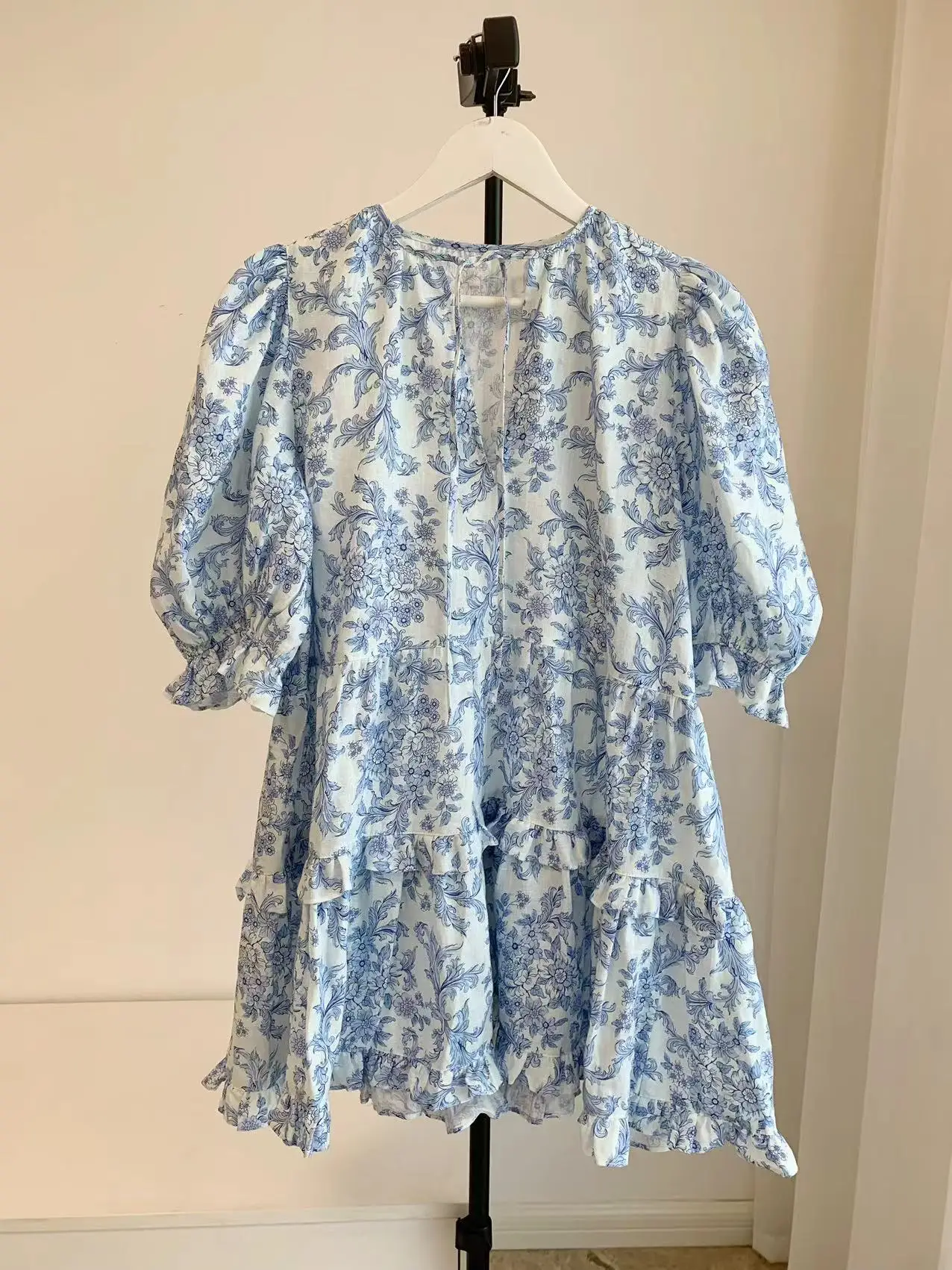

Women's Round Neck Lace Print Short Sleeve Ruffled Mini Dresses