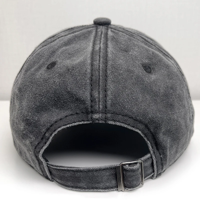 Eine verstellbare, einfache und lässige Baseballmütze aus bestickter Baumwolle für Herren – Detail 5